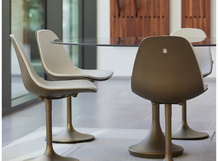 Zijkant Stoel Marguerite Central Base met shell brons Joli