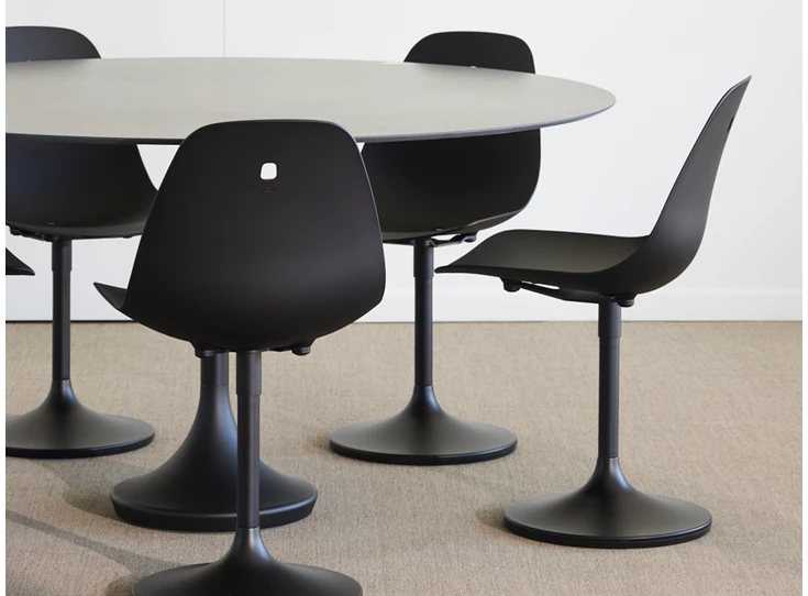 Zijkant Stoel Marguerite Central Base zwart Joli