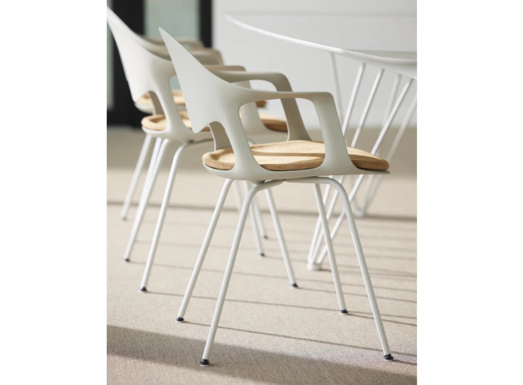 Detail Armstoel Sepia 4-poot zitkussen stof Mokka Joli