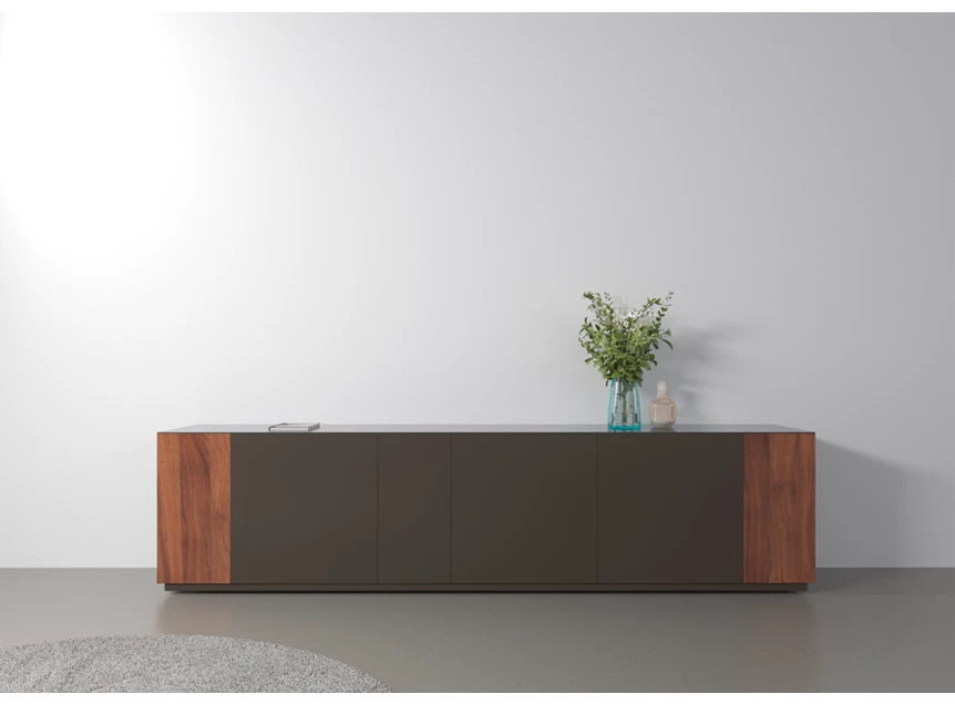 Sfeerfoto Lage dressoir Capri Riva 1050 matte lak zwart noten hout Coesel