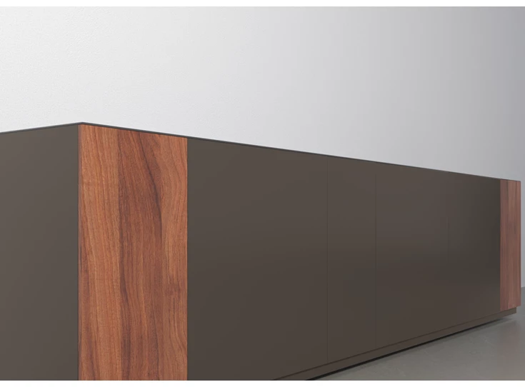 Zijkant Lage dressoir Capri Riva 1050 matte lak zwart noten hout Coesel