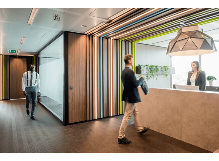 Sfeerfoto office Hanglamp Apollo aluminium wit Dark At Night