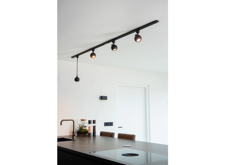 Track spot Favori zwart boven een keuken