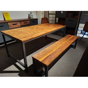 Tafel met bank vintage boven schuin voor.jpg