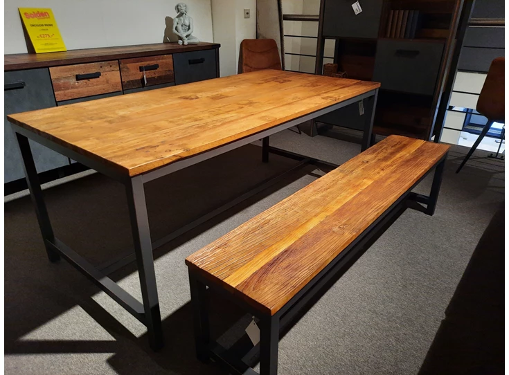 Tafel met bank vintage boven schuin voor.jpg