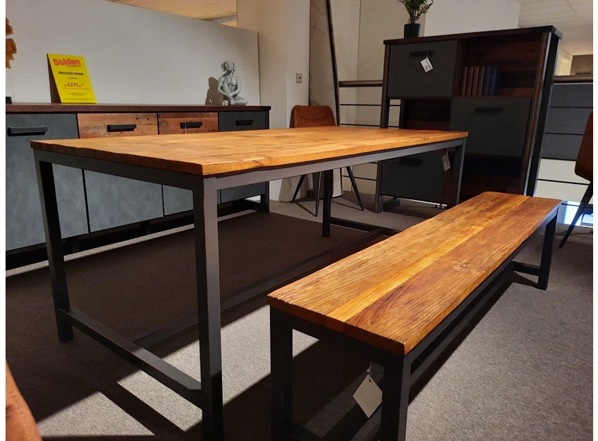 tafel met bank schuin voor.jpg