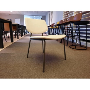 Stoel Lago-esych toonzaalmoddel.jpg