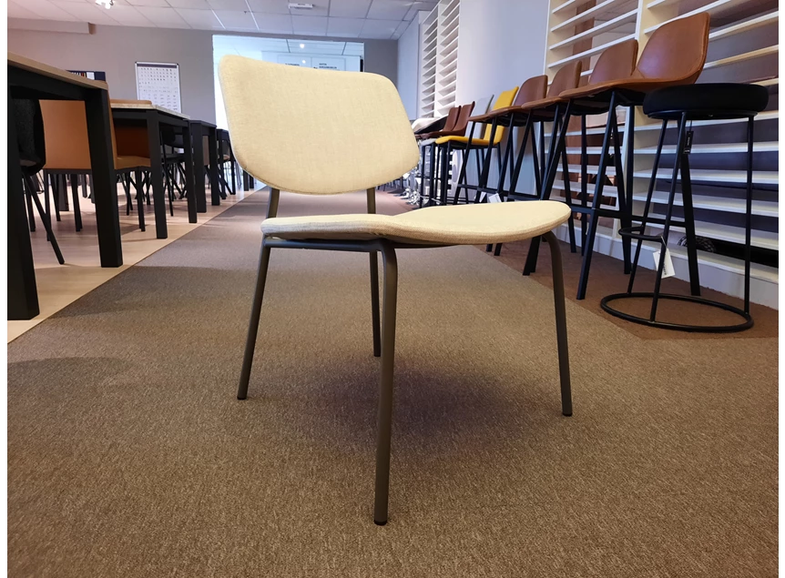 Stoel Lago-esych toonzaalmoddel.jpg