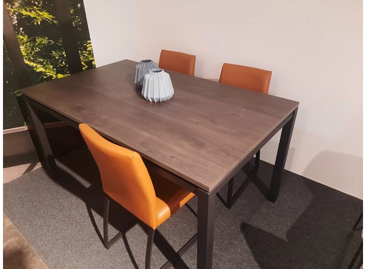 Tafel Vicenza toonzaalmoddel minnesota oak bovenkant.jpg