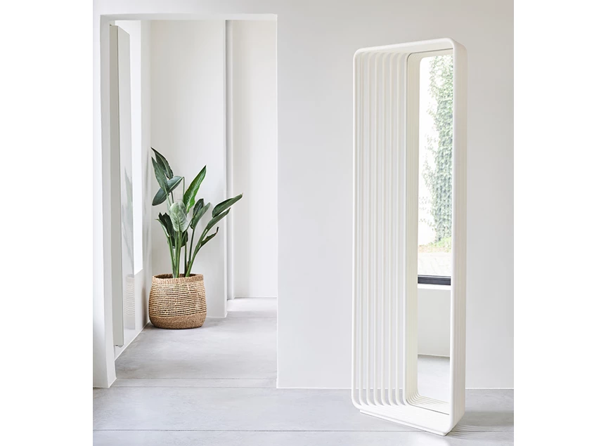 Sfeerfoto gedraaid Spiegel Echo White 2907.470 vrijstaand Deknudt Mirrors