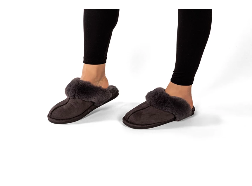 Snuggs suede pantoffels- 38/39- zwart- aan voet
