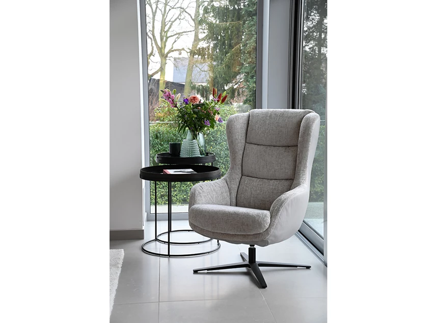 Fauteuil Gilbert op draaivoet in stof sfeerbeeld.jpg