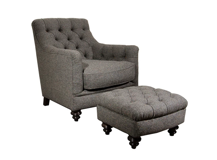 Fauteuil Glencoe met poef grijs stof schuin voor.jpg