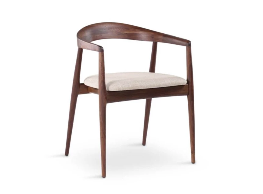 Armstoel Pura Walnoot schuin voor.jpg
