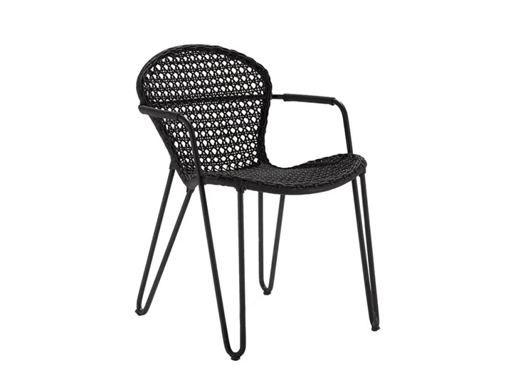 Armstoel Fizz zwart tuinstoel Joli schuin voor.jpg