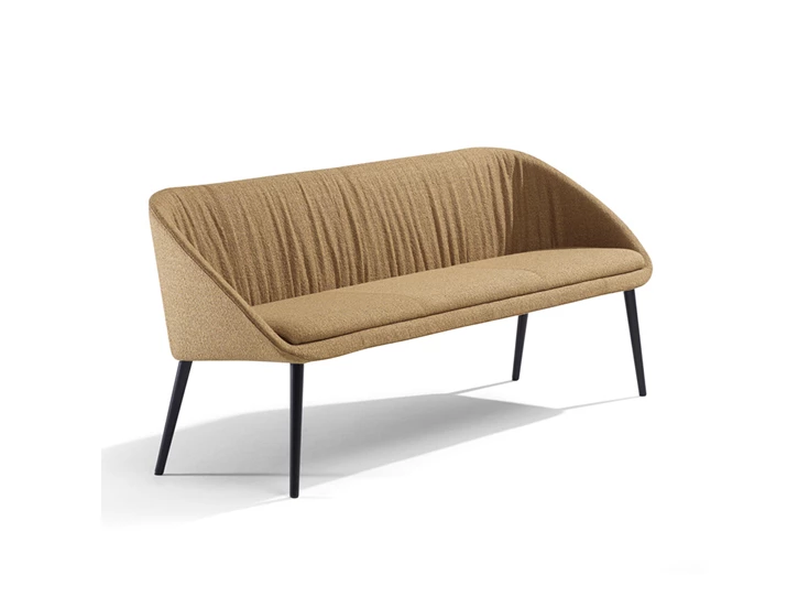 Eetkamerbank Dan Draenert 2520 stof oker schuin voor.jpg