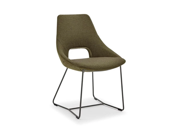 Stoel Navarra sledeframe Mustering schuin voor.jpg