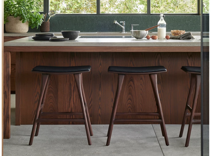 Sfeerfoto Barstoel Teak Osso Brown Counter Stool Black Leather 10181 Ethnicraft