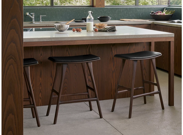 Sfeerfoto zijkant Barstoel Teak Osso Brown Counter Stool Black Leather 10181 Ethnicraft