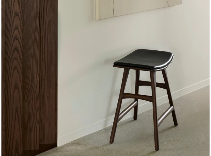 Sfeerfoto Kruk Teak Osso Brown Stool Black Leather 10180 Ethnicraft