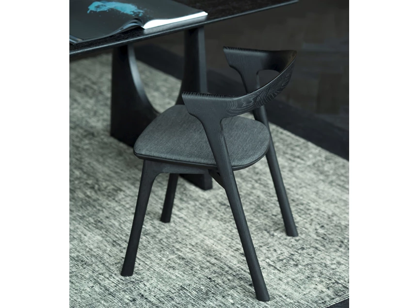 Sfeerfoto Armstoel Oak Bok Black Dining Chairs Soft Black Fabric 51485 Ethnicraft