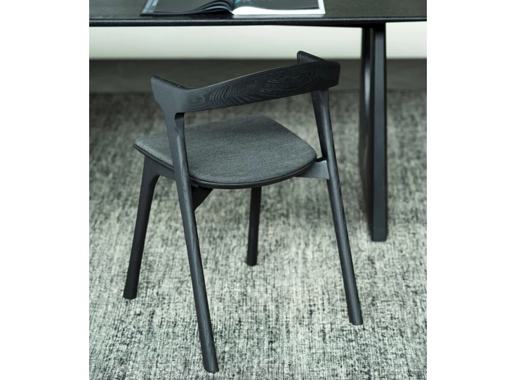Sfeerfoto achterkant Armstoel Oak Bok Black Dining Chairs Soft Black Fabric 51485 Ethnicraft