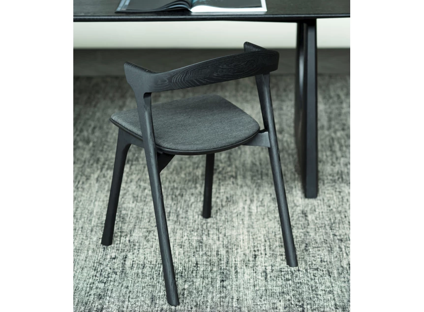 Sfeerfoto achterkant Armstoel Oak Bok Black Dining Chairs Soft Black Fabric 51485 Ethnicraft