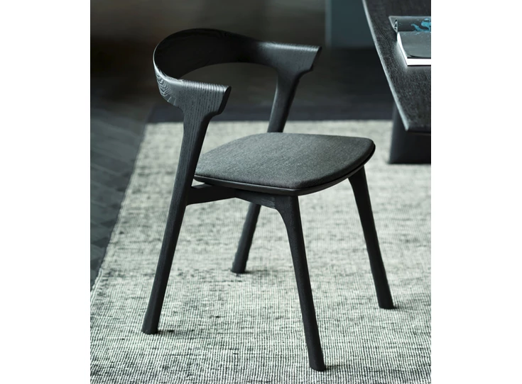 Sfeerfoto zijkant Armstoel Oak Bok Black Dining Chairs Soft Black Fabric 51485 Ethnicraft