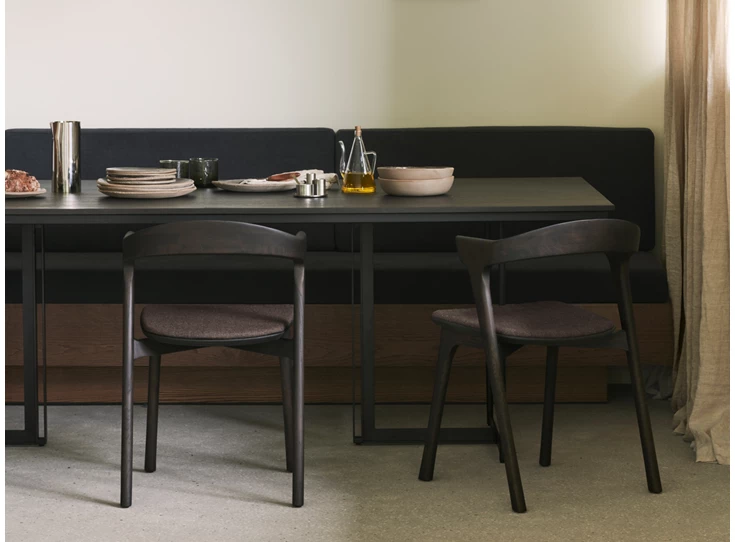 Sfeerfoto achterkant Armstoel Oak Bok Brown Dining Chairs Warm Brown Fabric 51484 Ethnicraft