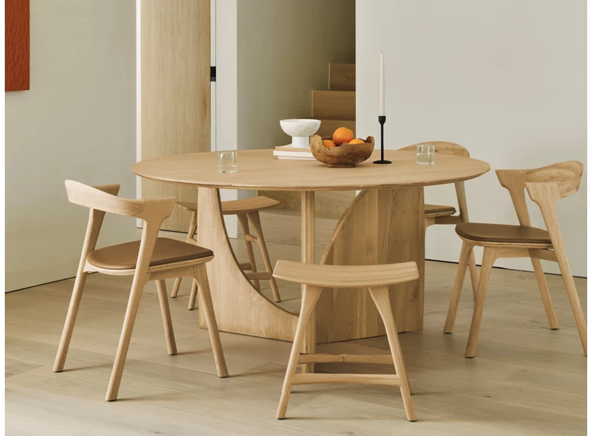 Gedraaid sfeerfoto Eettafel Oak Geometric Dining Table 53067 Ethnicraft