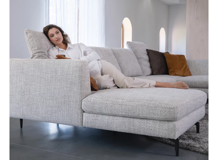 Zijkant Hoeksalon August stof greige Moome by Indera