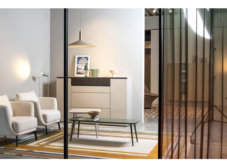 Zijkant Hoge dressoir Cubo staand matte lak beige opstelling 237 Sudbrock