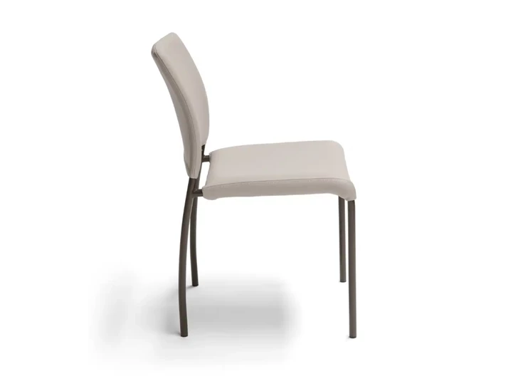 Zijkant Stoel Amore leder greige Bree's New World