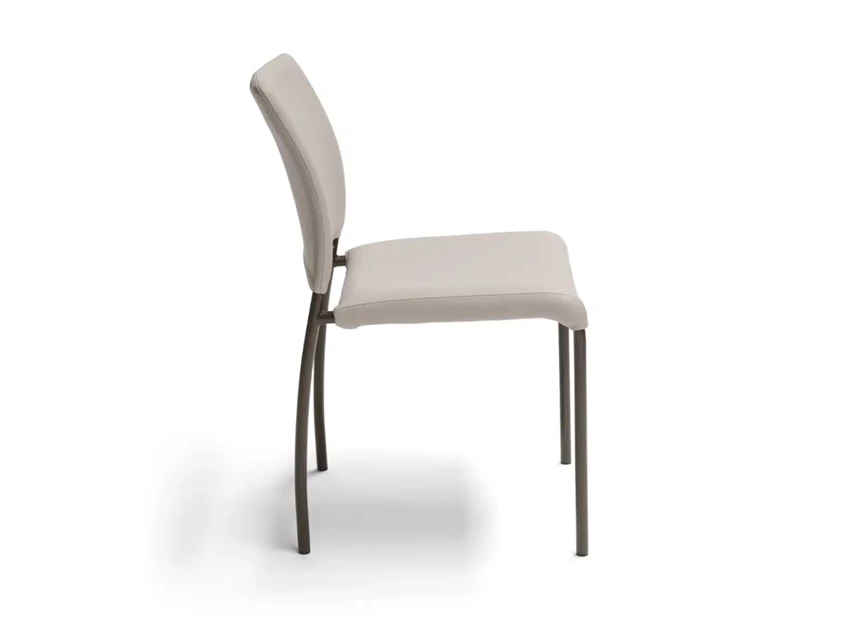 Zijkant Stoel Amore leder greige Bree's New World