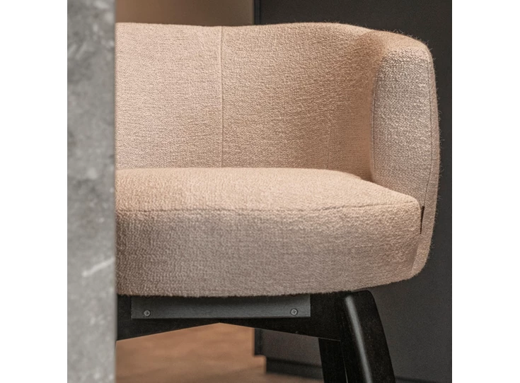 Front Hoge barstoel Chumo stof beige houten poot Passe Partout