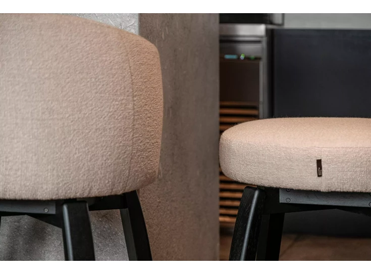 Achterkant Hoge barstoel Chumo stof beige houten poot Passe Partout