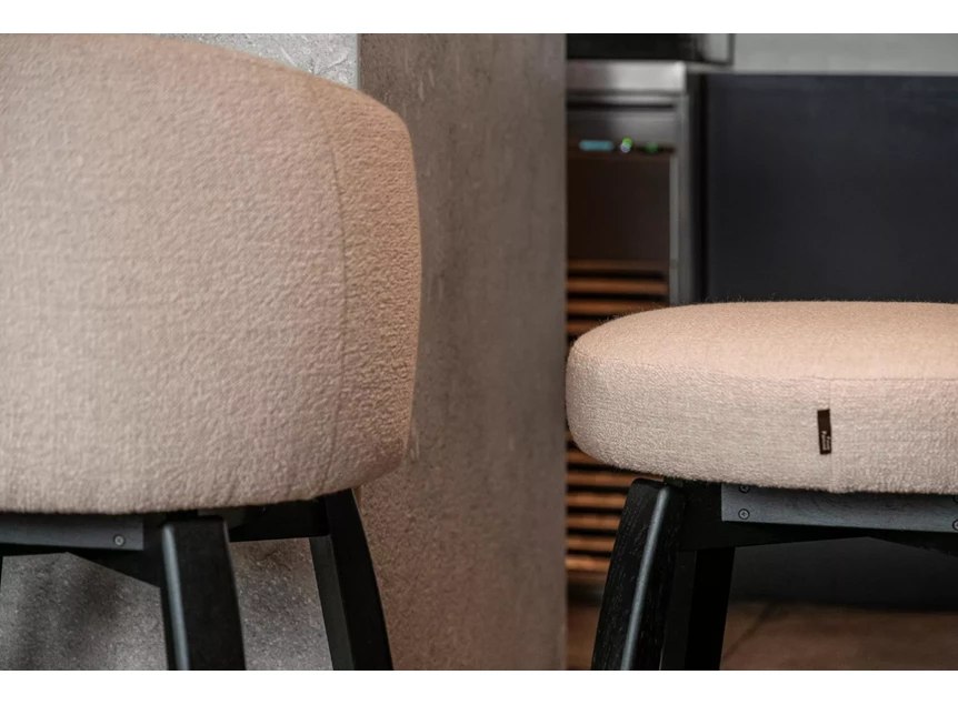 Achterkant Hoge barstoel Chumo stof beige houten poot Passe Partout