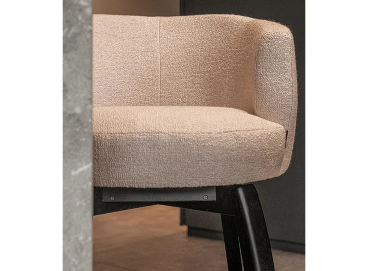 Front Lage barstoel Chena stof beige houten poot Passe Partout