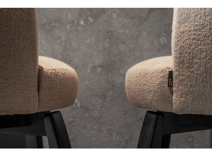 Detail Lage barstoel Chena stof beige houten poot Passe Partout