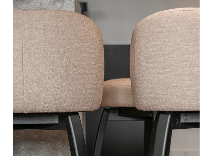 Achterkant Lage barstoel Chena stof beige houten poot Passe Partout