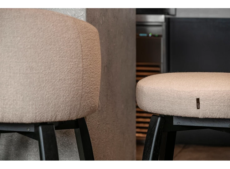 Combi zonder leuning Lage barstoel Chena stof beige houten poot Passe Partout