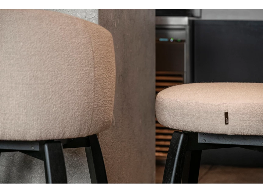 Combi zonder leuning Lage barstoel Chena stof beige houten poot Passe Partout