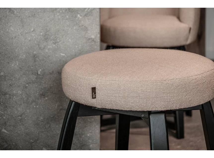 Detail Zonder rugleuning poef Lage barstoel Chena stof beige houten poot Passe Partout