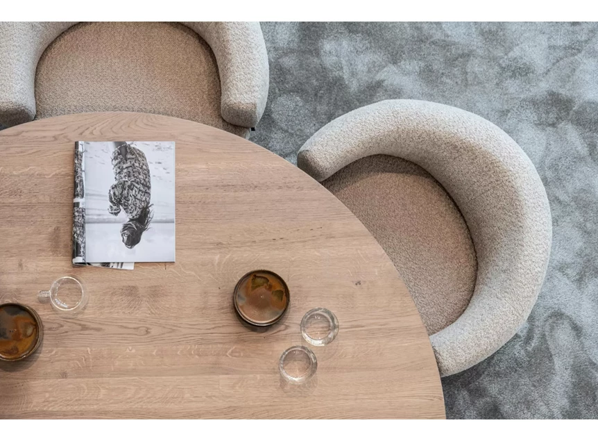 Eetkamerstoel Armstoel Chibba stof greige houten poot Passe Partout