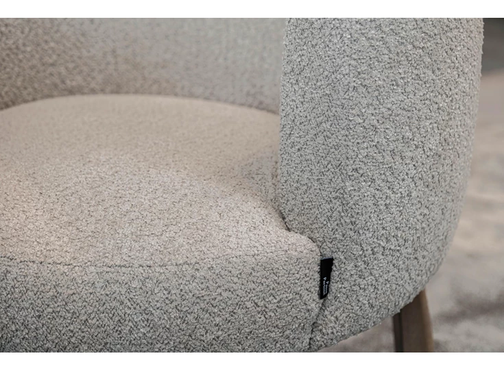 Detail Eetkamerstoel Armstoel Chibba stof greige houten poot Passe Partout