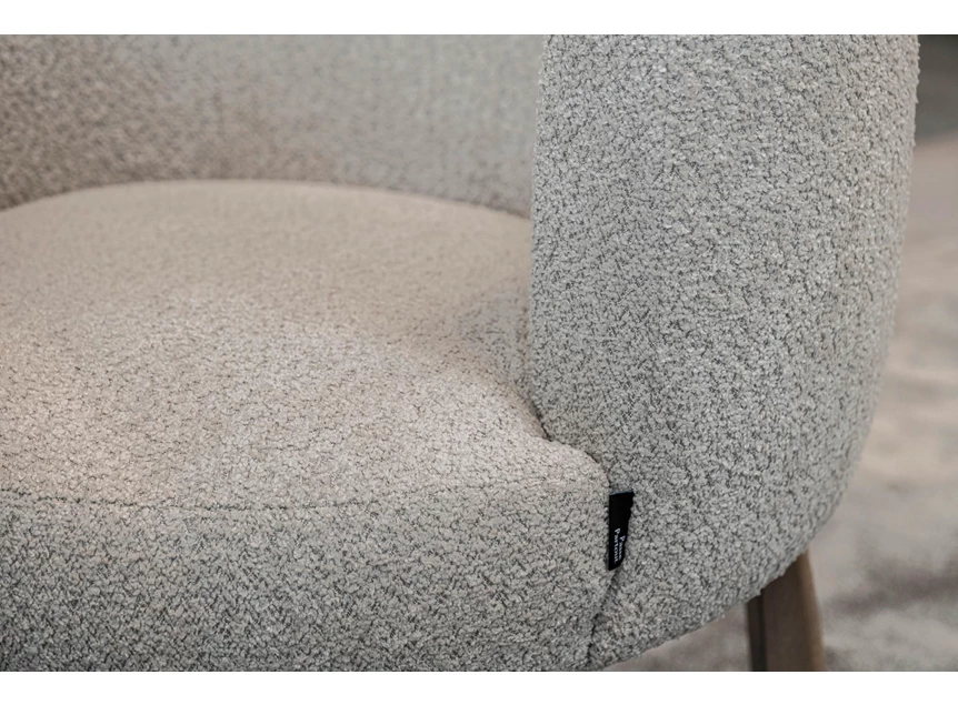 Detail Eetkamerstoel Armstoel Chibba stof greige houten poot Passe Partout