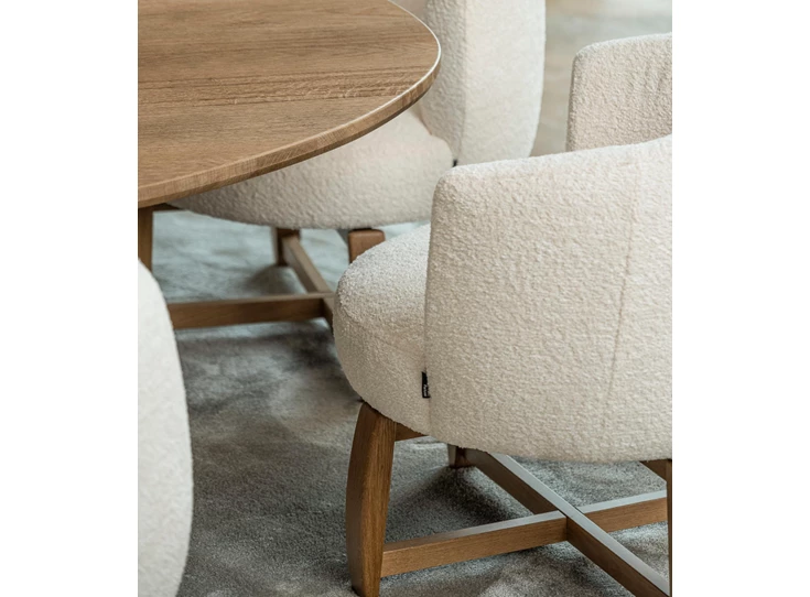 Zijkant Low Dining Chair Chabby stof beige houten poot Passe Partout