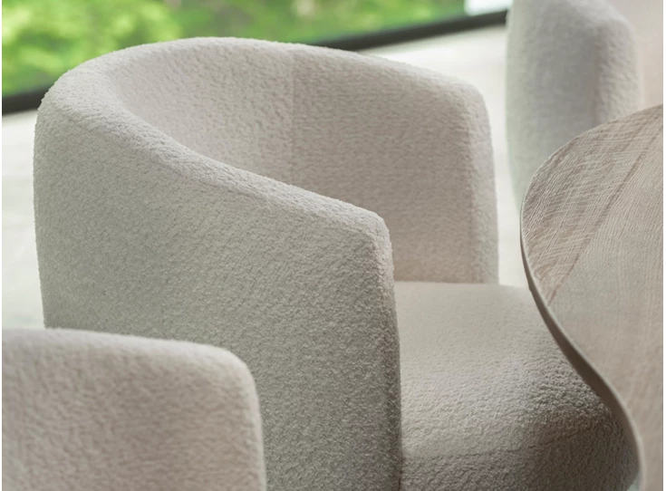 Armleuning Low Dining Chair Chabby stof beige houten poot Passe Partout