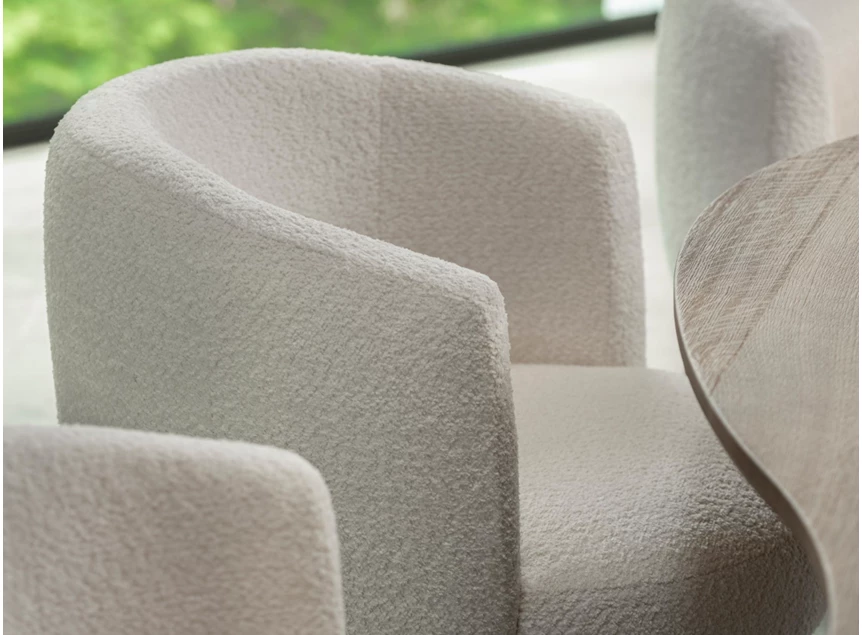 Armleuning Low Dining Chair Chabby stof beige houten poot Passe Partout