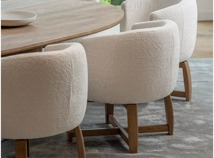 Draaibaar Low Dining Chair Chabby stof beige houten poot Passe Partout